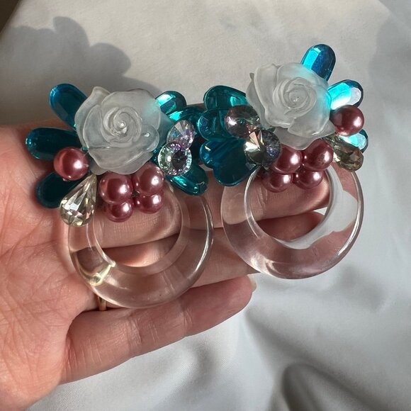 Vintage 80s Glam Rhinestone Lucite Faux Pearl Costume Estate Clip On Earrings - Picture 2 of 9